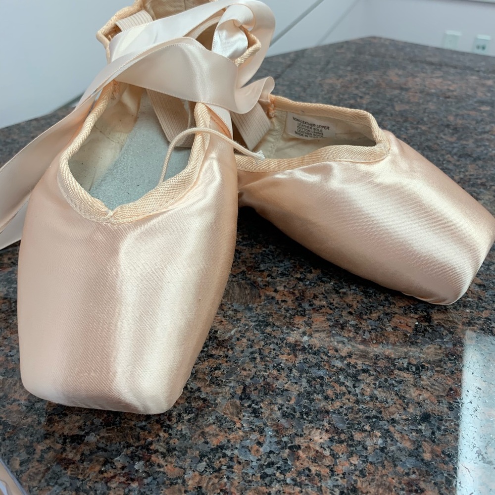 NEw, never worn Bloch Heritage 5.5 2X.